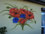 Airbrush von Blumen auf einer Hauswand